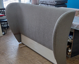 Кровать с мягким изголовьем